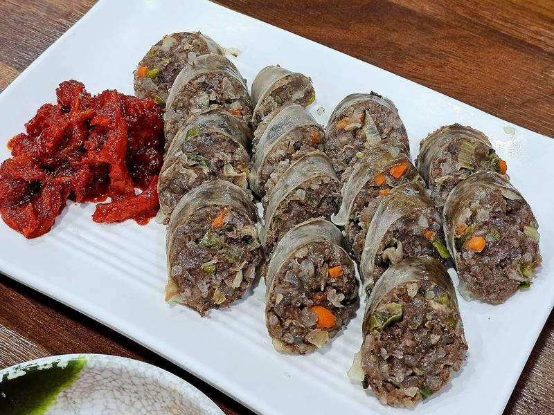 명태회무침을 곁들여 두툼하게 썬 아바이순대