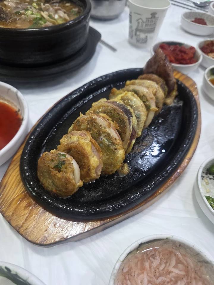 철판에 담겨 나온 오징어순대